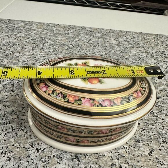 Wedgwood Clio 1992 Bone China Oval Trinket Box w/ Lid Floral Accent‎ Vintage - Picture 8 of 9